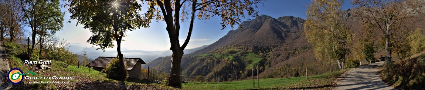 14 Splendono i colori autunnali salendo la stradetta con vista sulla Val Brembana e Cancervo.jpg